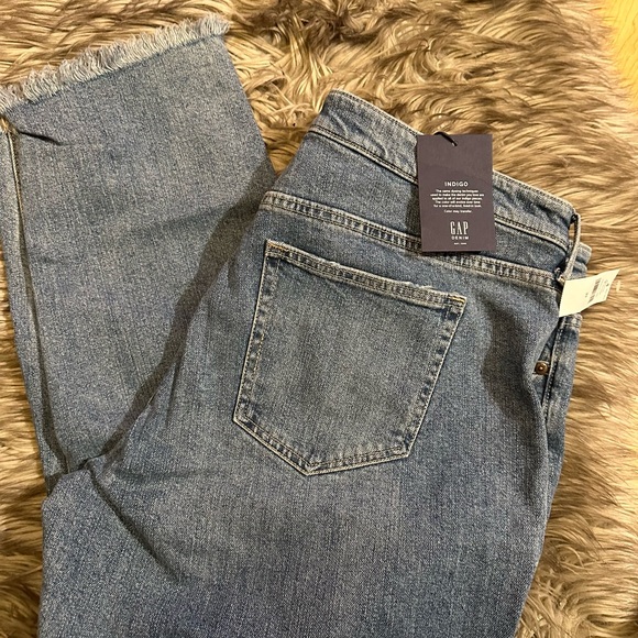 NEW w Tags - GAP girlfriend Crop Jeans Size 33- (20” ax at the waist) - Picture 7 of 14